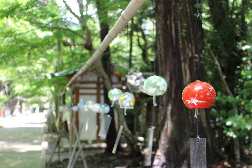 油山寺の山門に飾られた風鈴