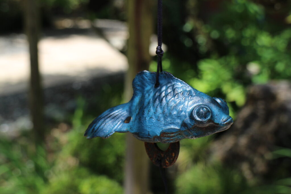宝生殿前の庭に吊るされた青い金魚の画像
