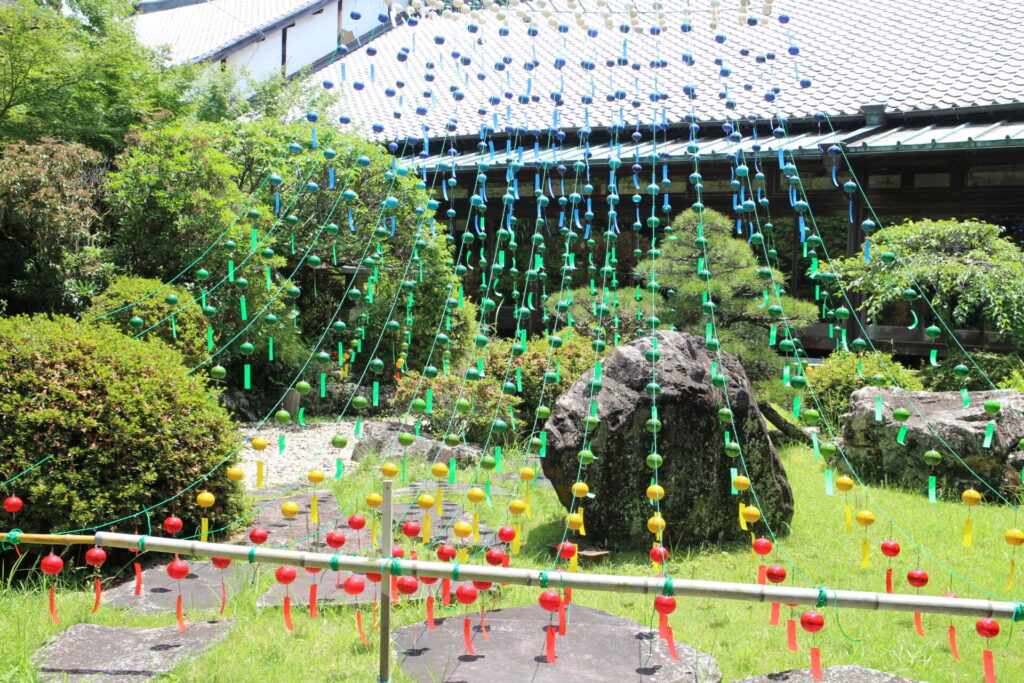 日本庭園の富士山風鈴の横からの画像